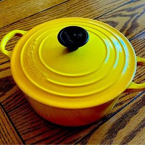 Vintage Le Creuset 18 Dijon 2 qt Dutch oven cast iron enamel pot with lid.